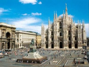 420px-Duomo_de_Milano_-_Foto_entorno_2